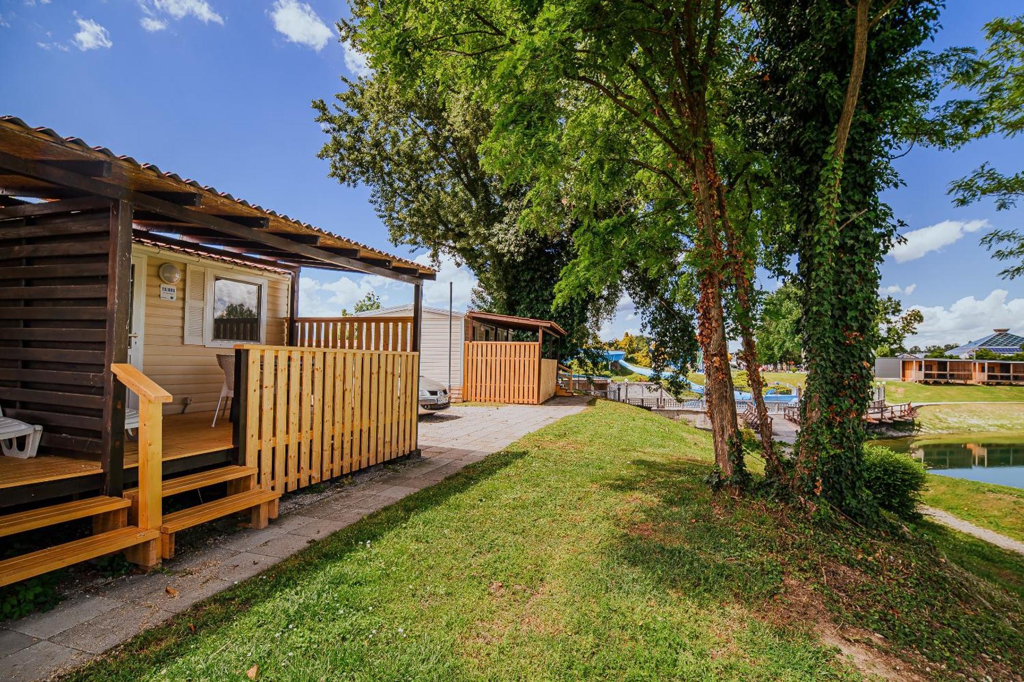 Lake View Mobile Homes With Thermal Riviera Tickets In Terme Catez Čatež ob Savi Szoba fotó