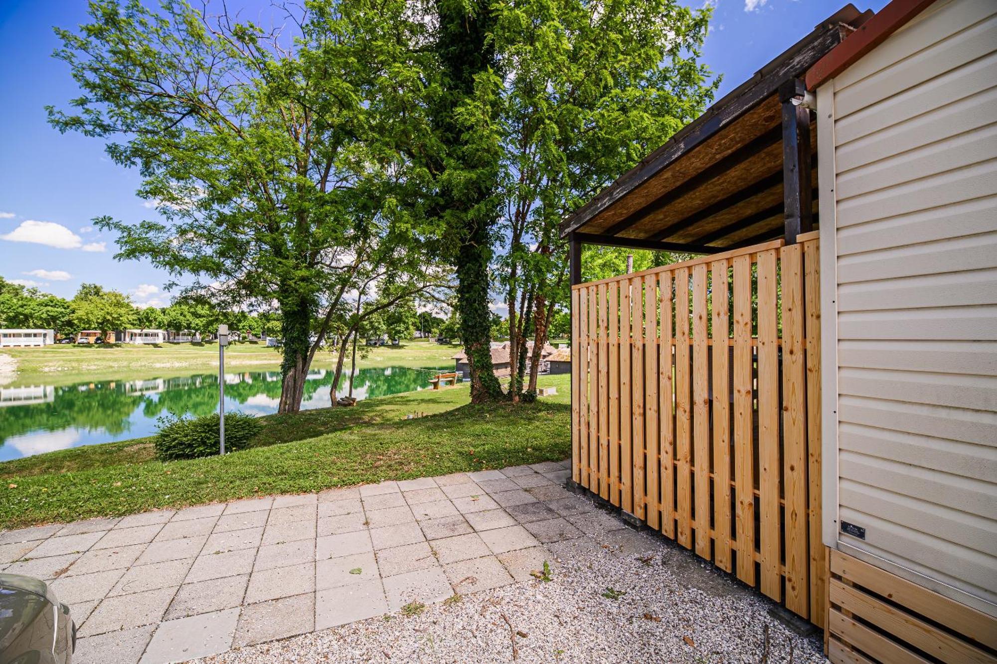 Lake View Mobile Homes With Thermal Riviera Tickets In Terme Catez Čatež ob Savi Szoba fotó